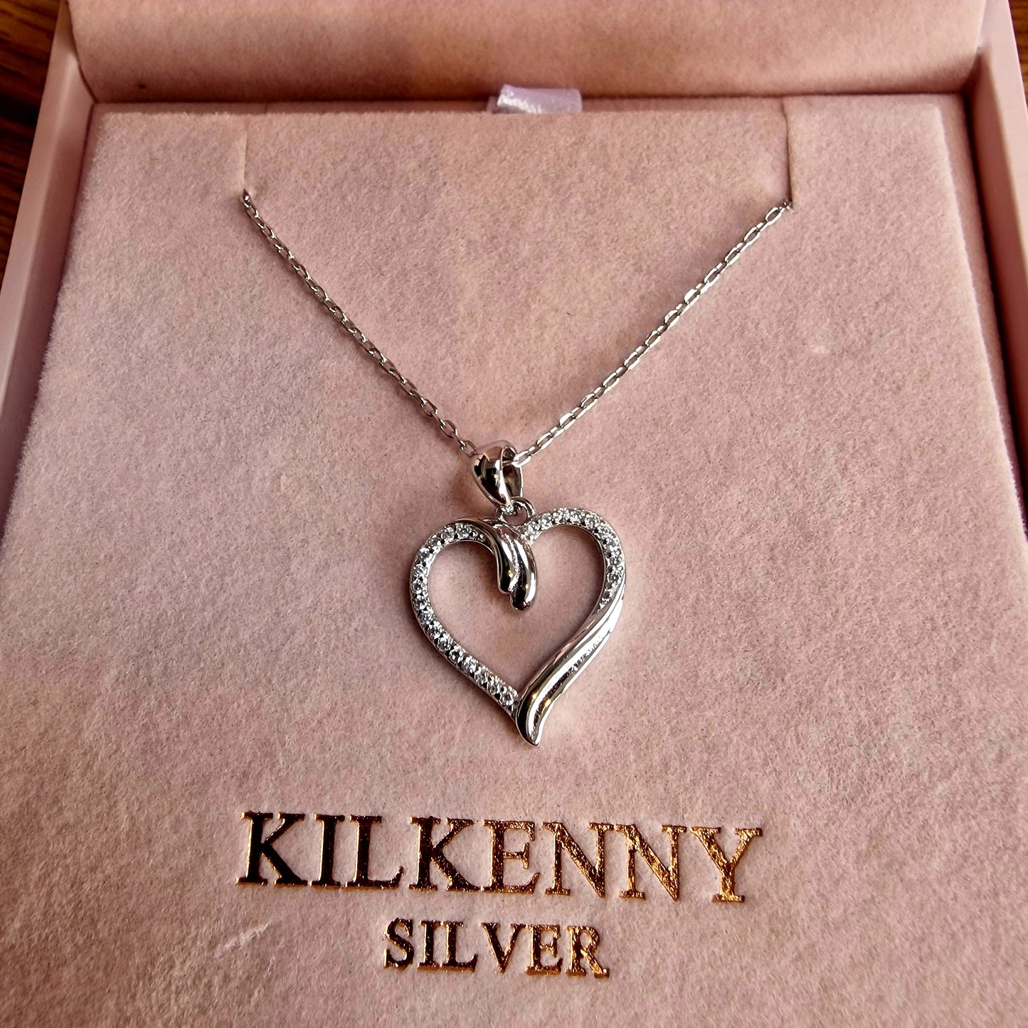 LARGE SILVER GLISTENING HEART NECKLACE L3281