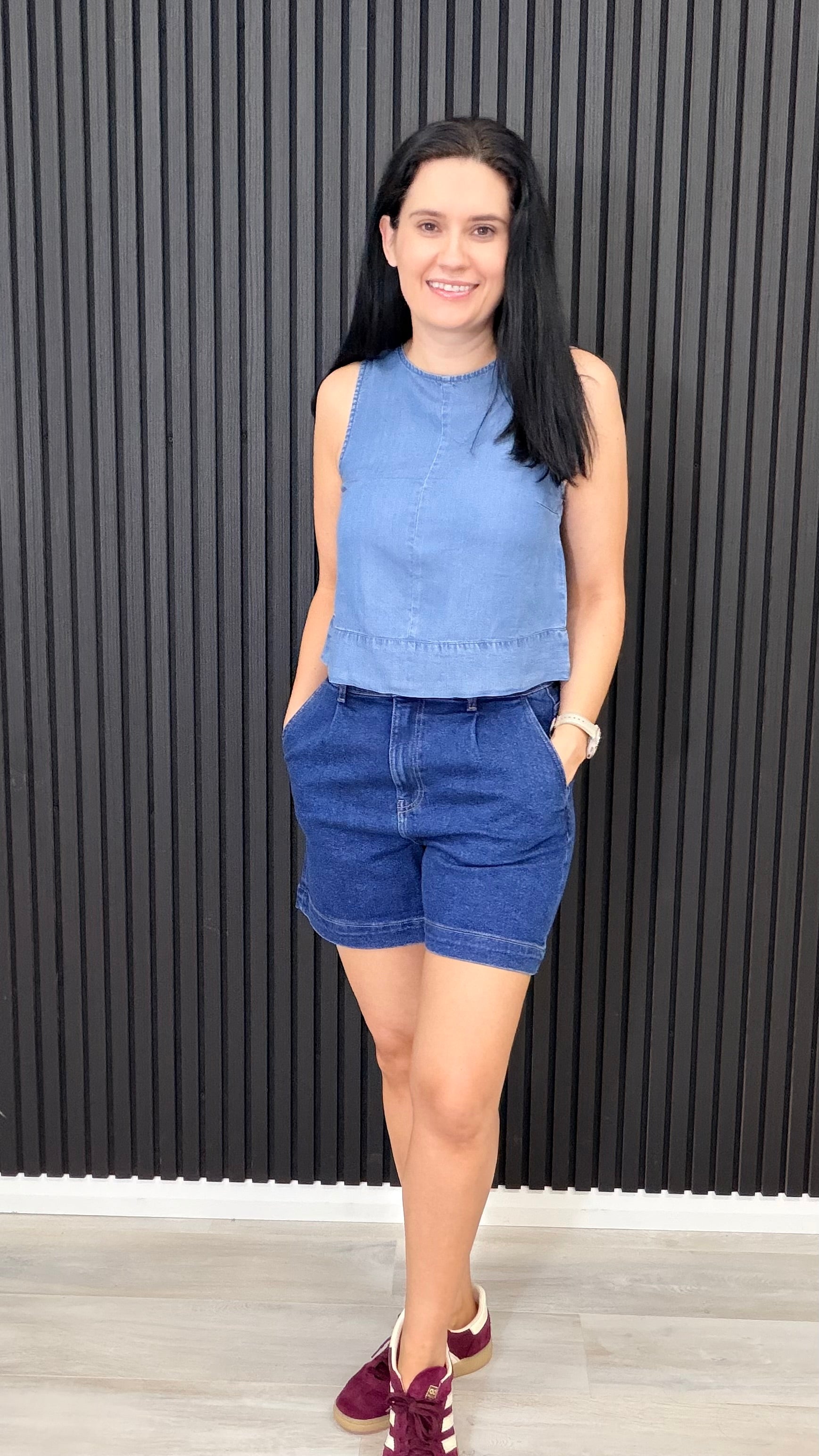 Women’s high waisted dark blue denim shorts with pockets, mid-thigh length casual summer shorts