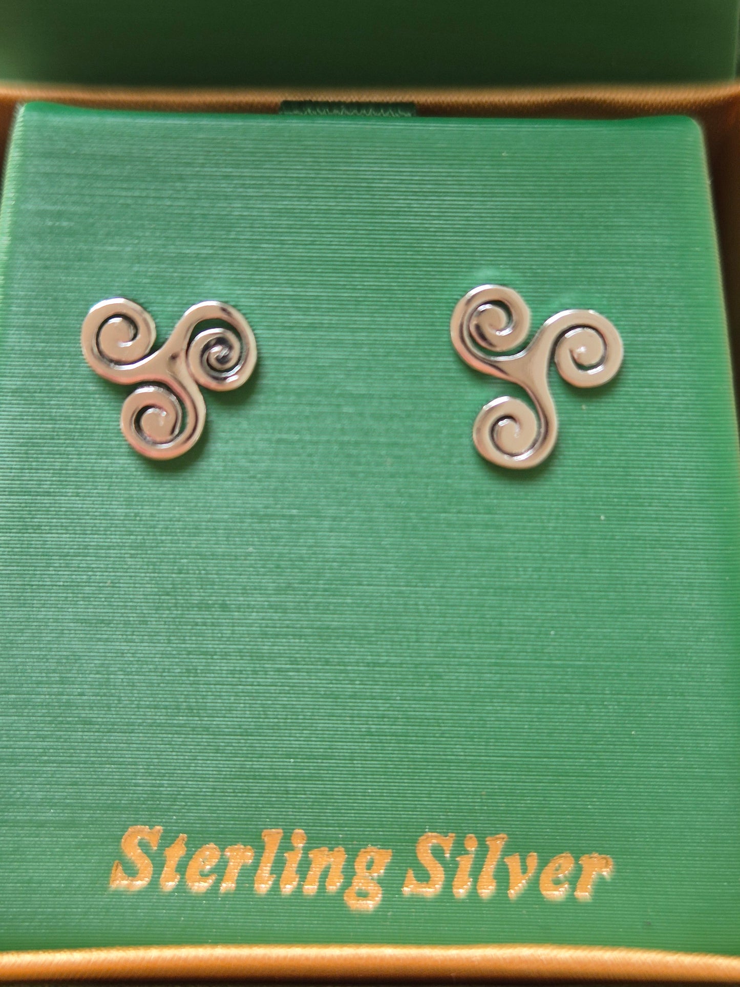 Triskele stud earrings ks1037