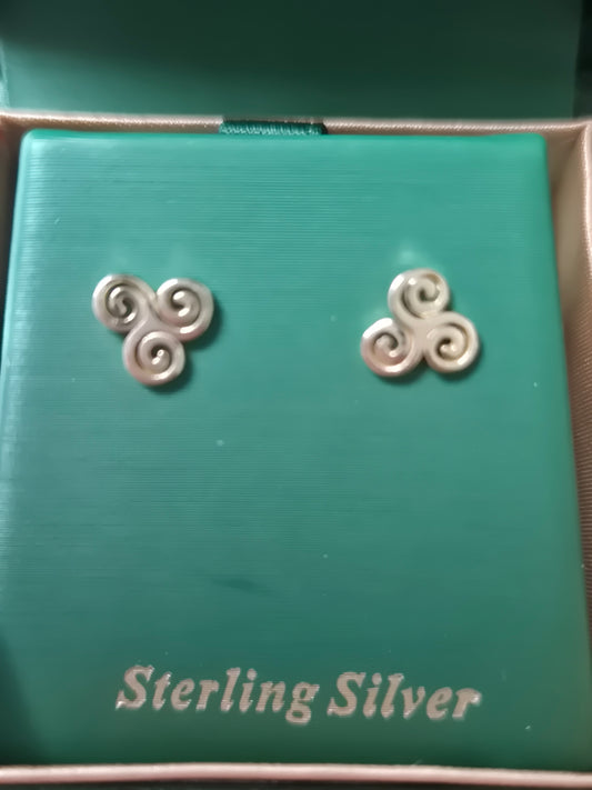 Triskele gold stud earrings ks874