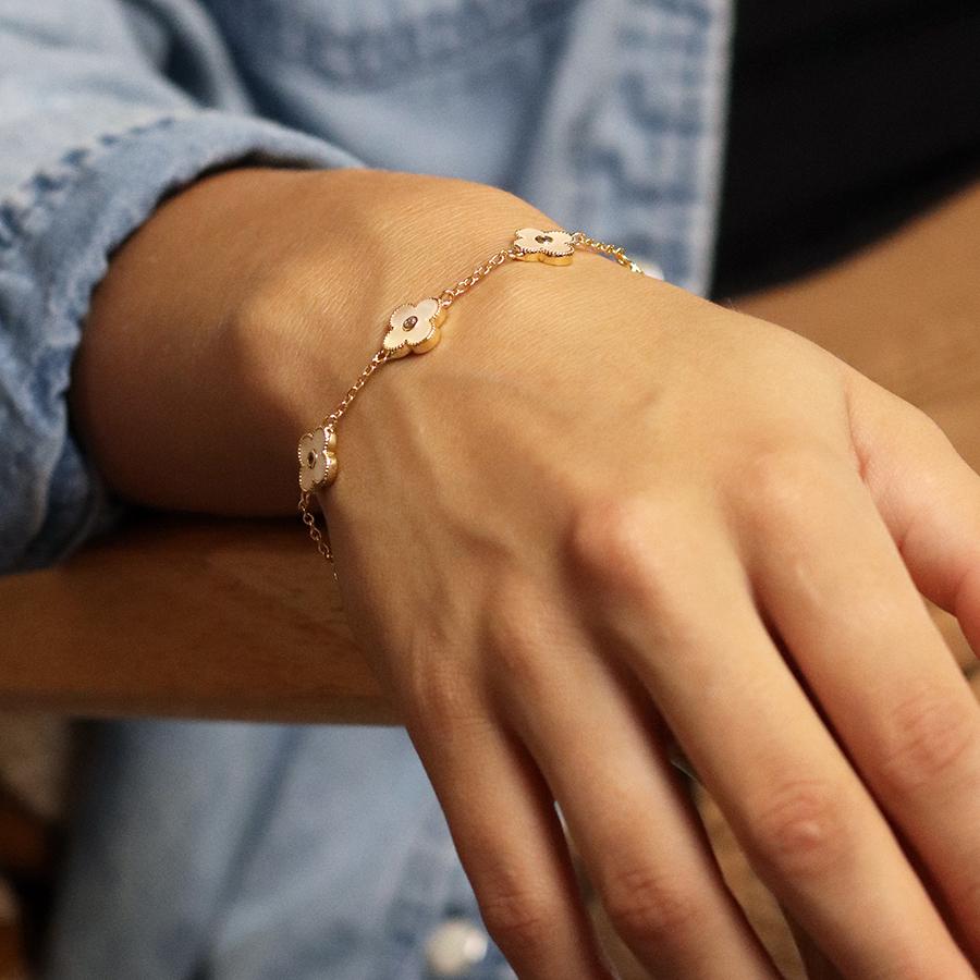 Golden chain and quatrefoil bracelet