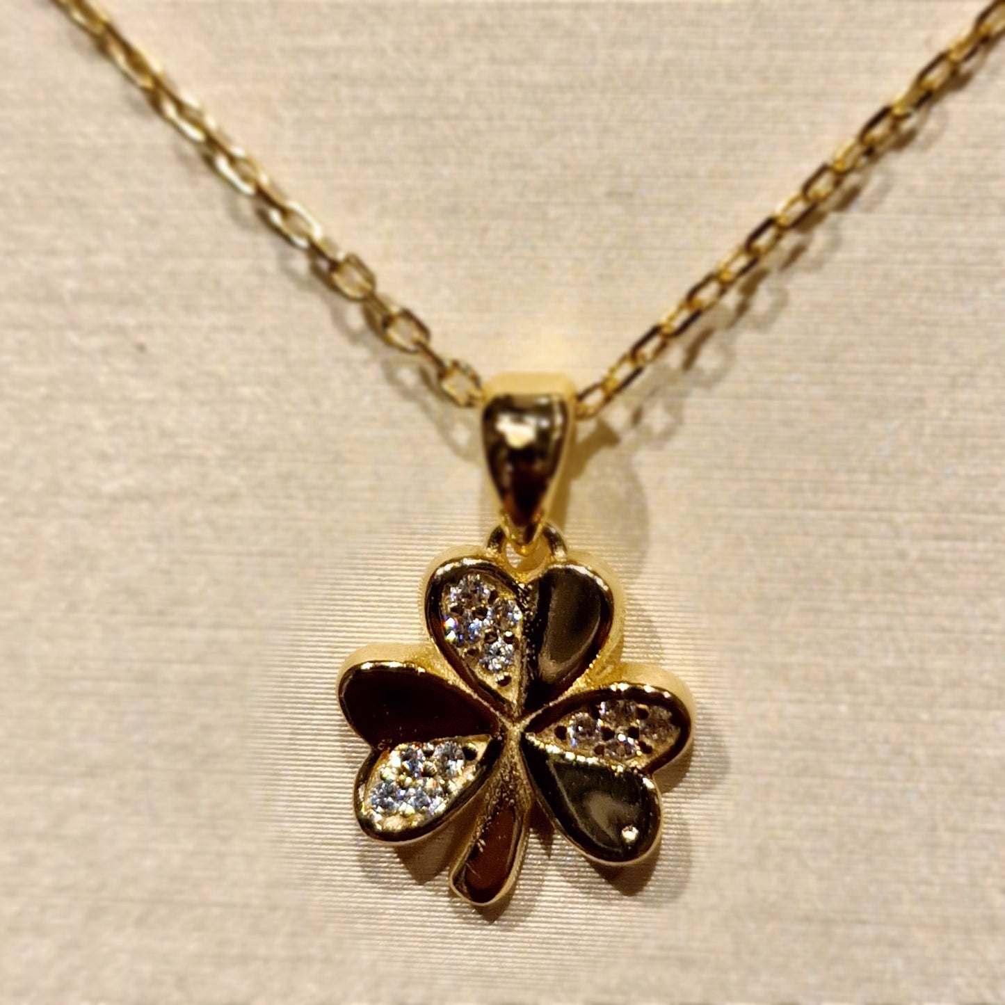 SHAMROCK PENDANT AND CHAIN Gold CS327