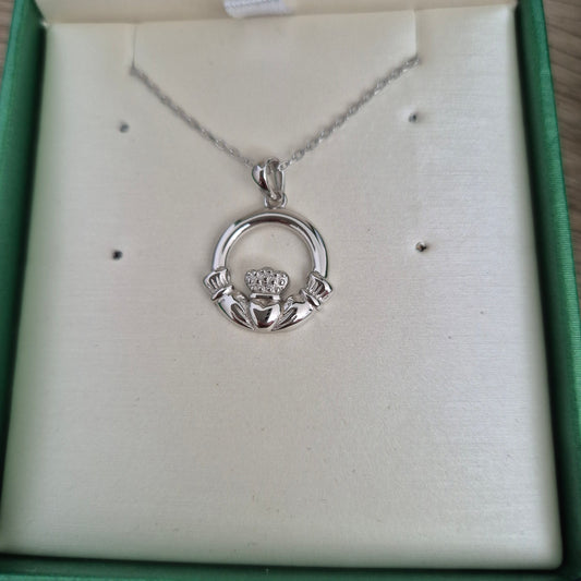 CLADDAGH PENDANT AND CHAIN SILVER KS682