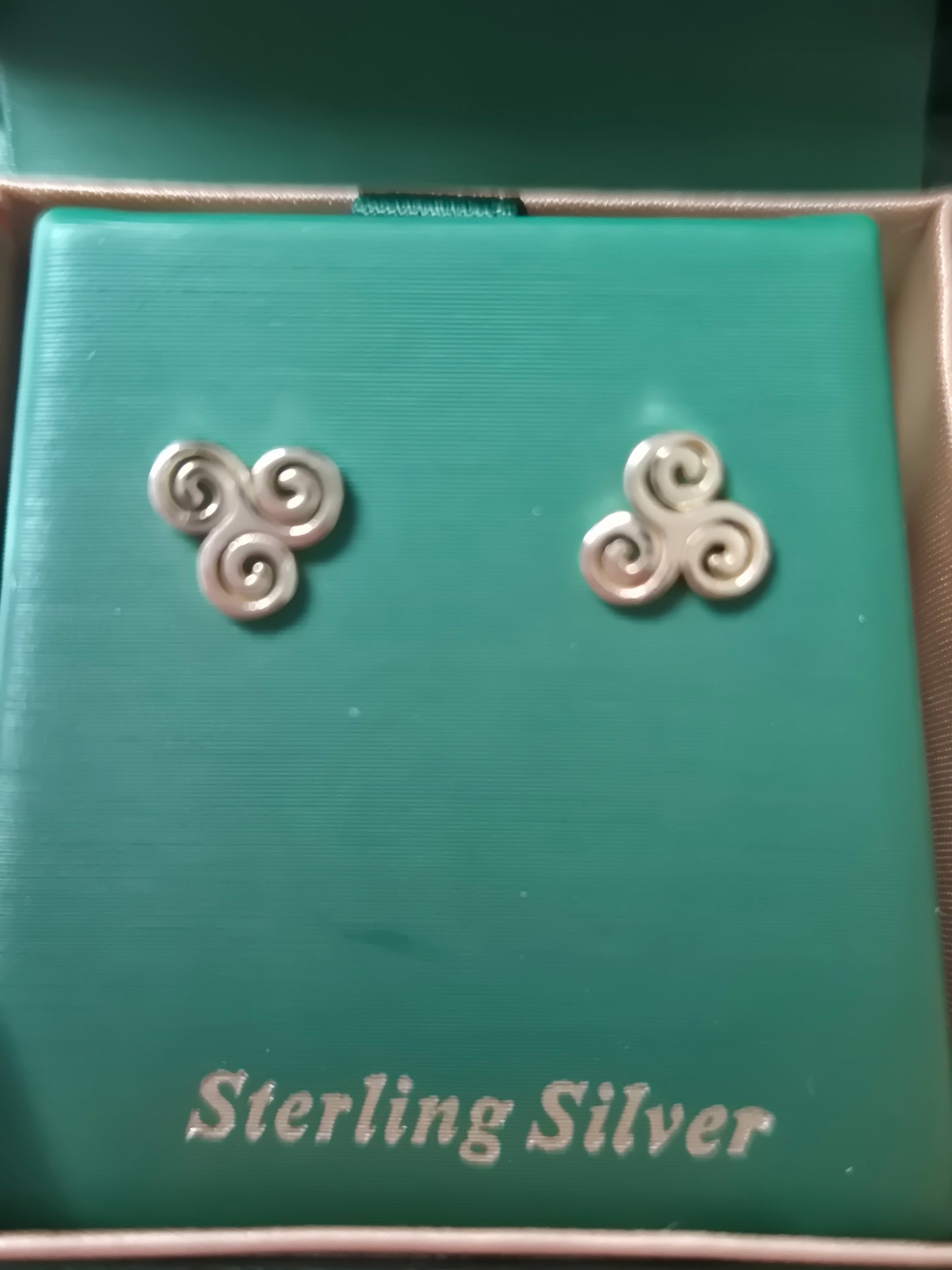 Triskele gold stud earrings ks874