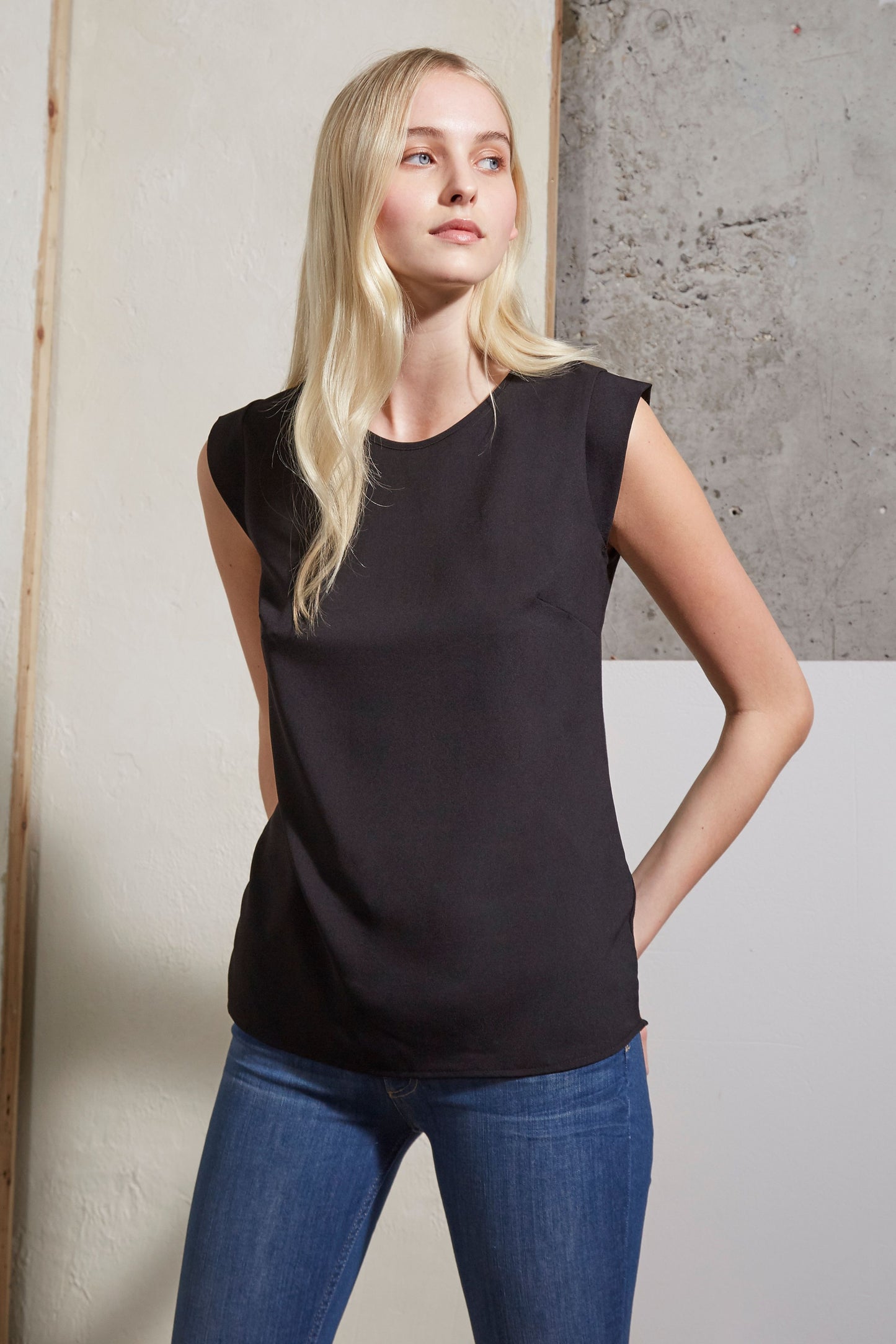 BLACK POLLY PLAINS CAPPED TEE