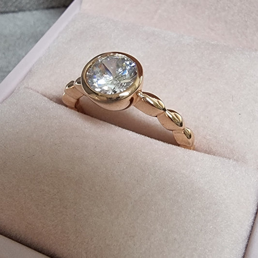 ROSEGOLD TWIST RING WITH STONE