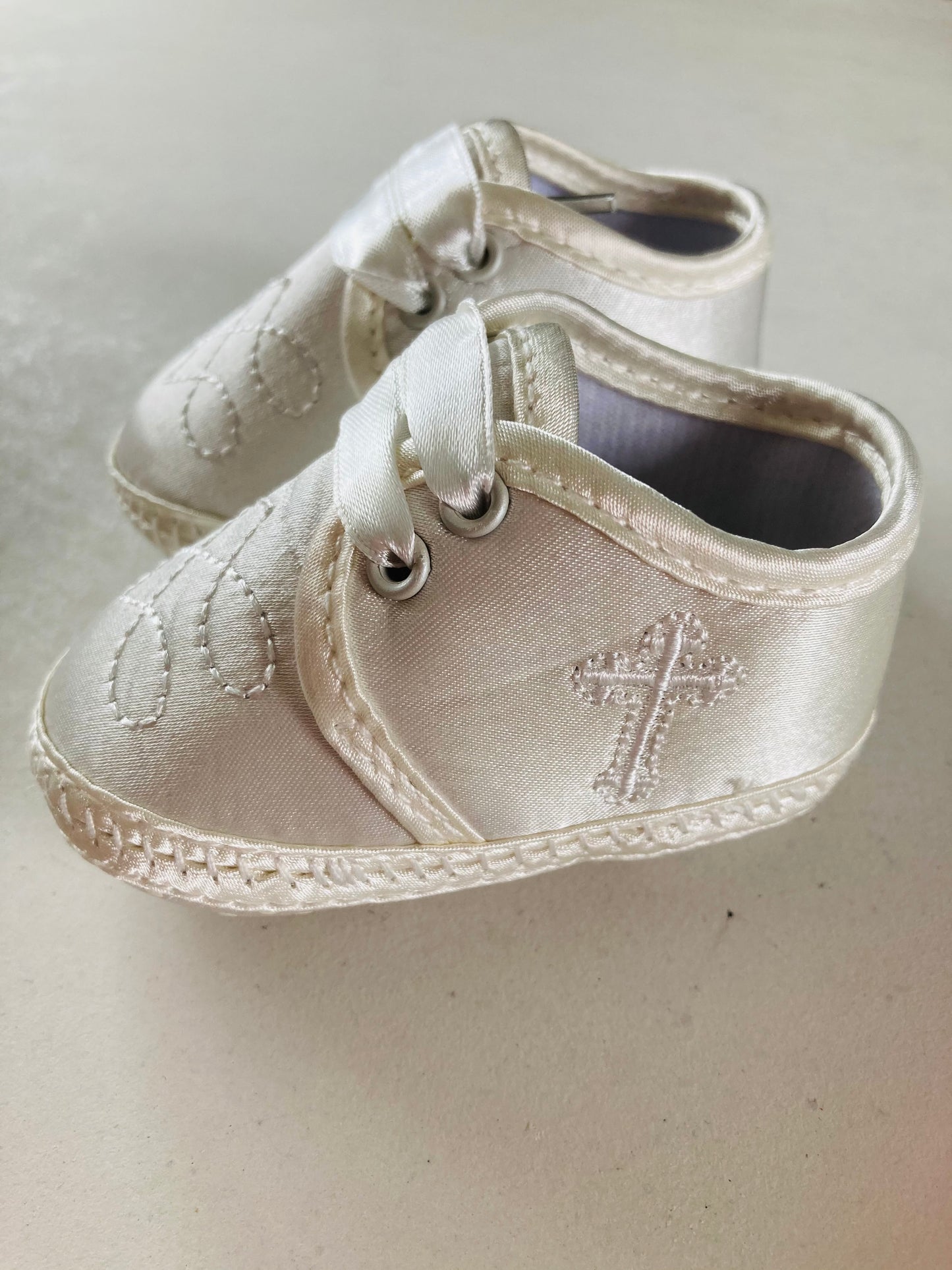 Satin Shoe with cross - Cream