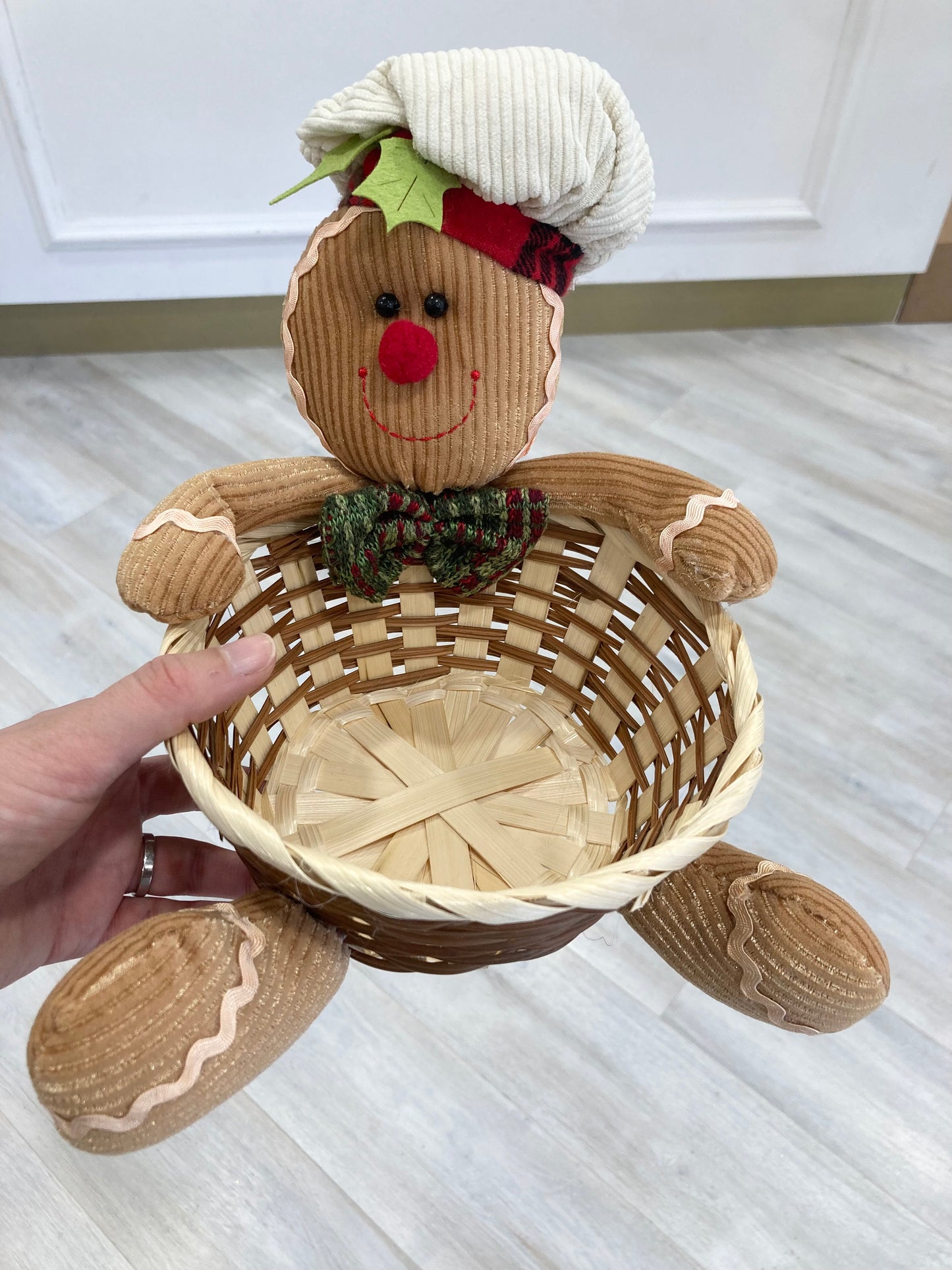 Christmas Gingerbread Basket - Cream hat