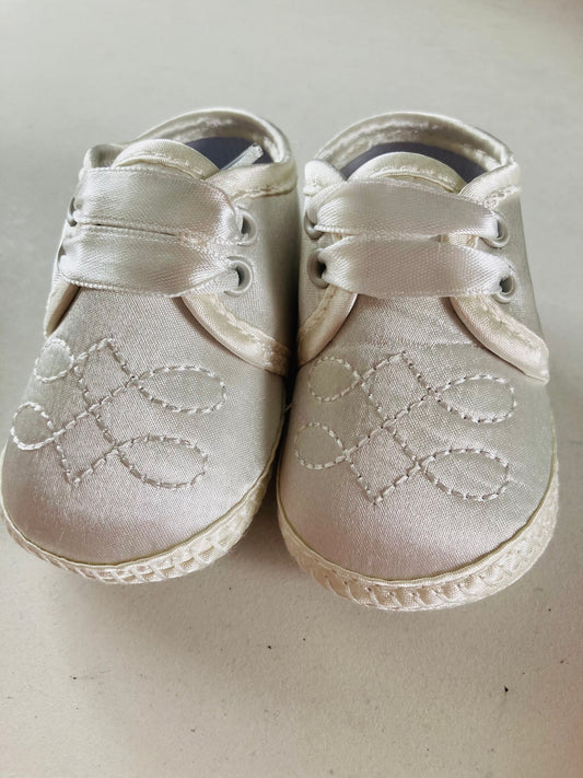 Satin Shoe with cross - Cream